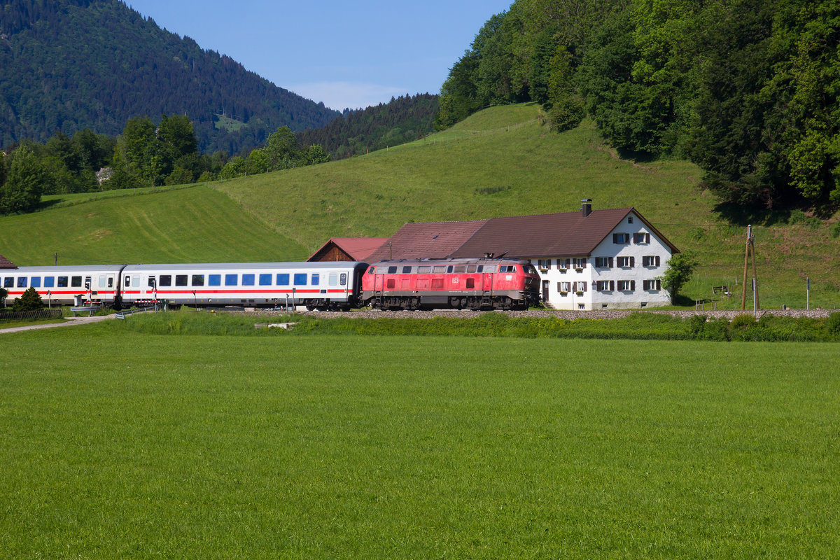 218 326-7 mit dem IC aus Oberstdorf über Augsburg nach Hannover. 21.5.18