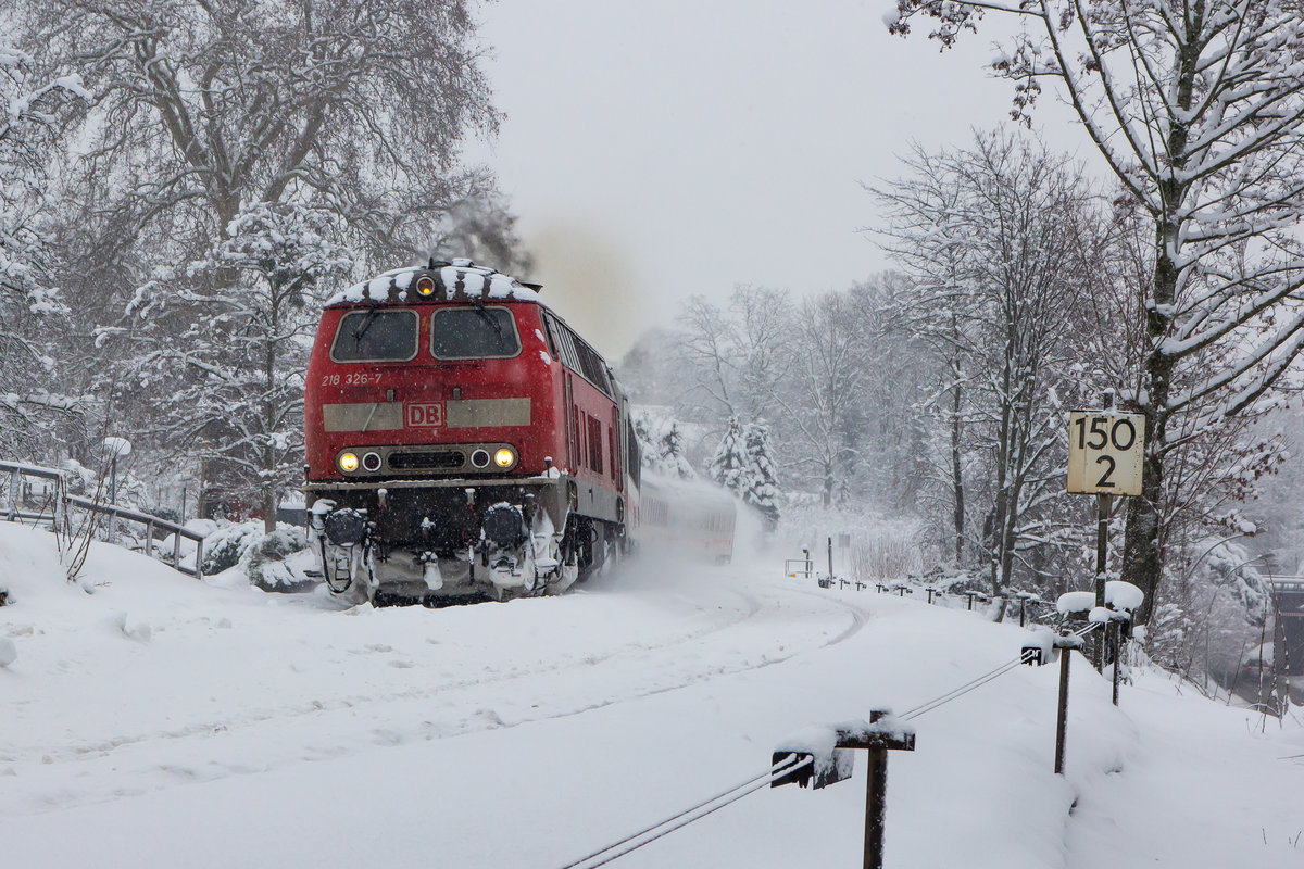 218 326-7 mit dem IC Wagenpark auf dem Weg nach Immenstadt, um die geplante IC Leistung von dort aus aufzunehmen. Aufgrund der Streckensperrung Immenstadt-Oberstdorf wurde der Zug zeitlich begrenzt bis Lindau geführt. 14.1.19