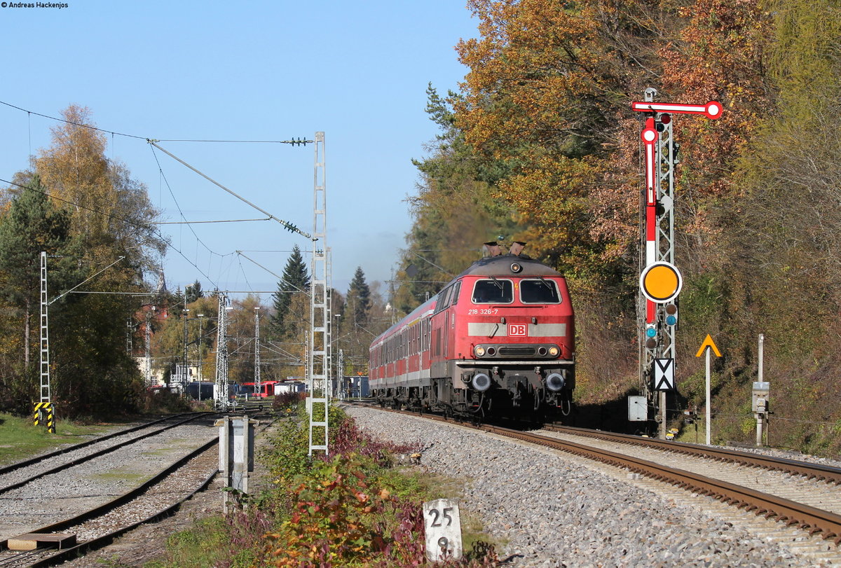 218 326-7 mit dem RE 22304 (Neustadt(Schwarzw)-Trossingen) bei Villingen 31.10.17. Legal von hinten erreichbar