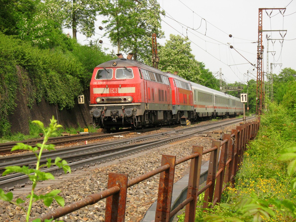 218 326-7 und eine weitere 218 bespannten am 22.05.2014 den IC 2013, hier kurz vor der Einfahrt nach Ulm Hbf.