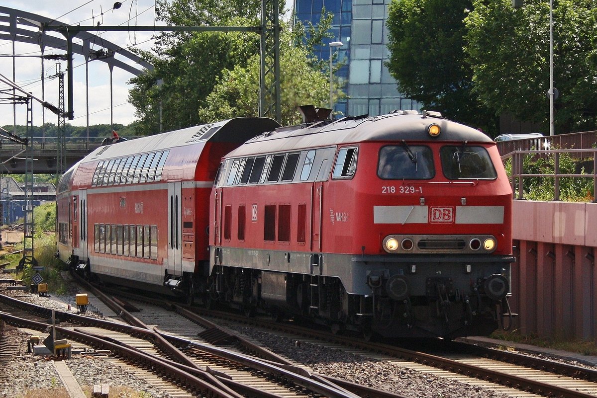 218 329-1 erreicht am 17.6.2017 mit dem RE72 (RE21925) von Flensburg den Kieler Hauptbahnhof.