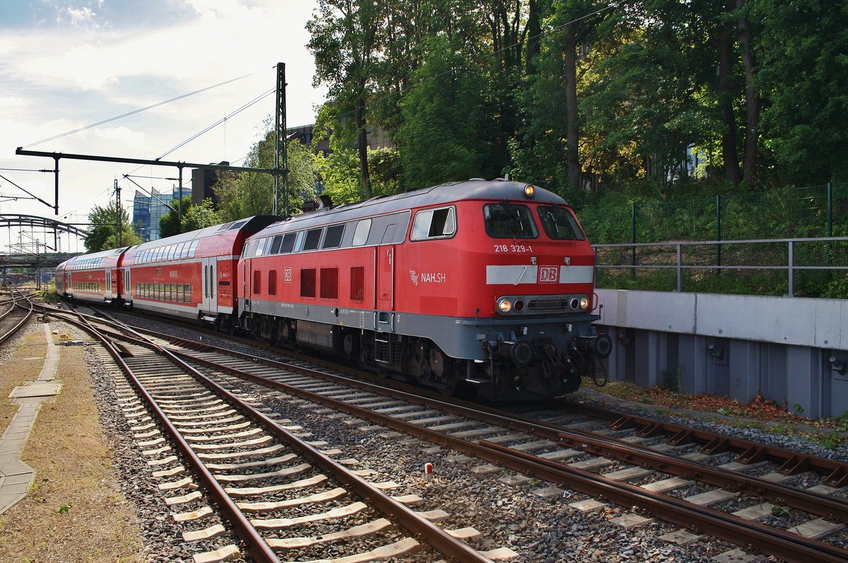218 329-1 fährt am 17.6.2017 mit dem RE72 (RE21925) von Flensburg kommend in den Kieler Hauptbahnhof ein.