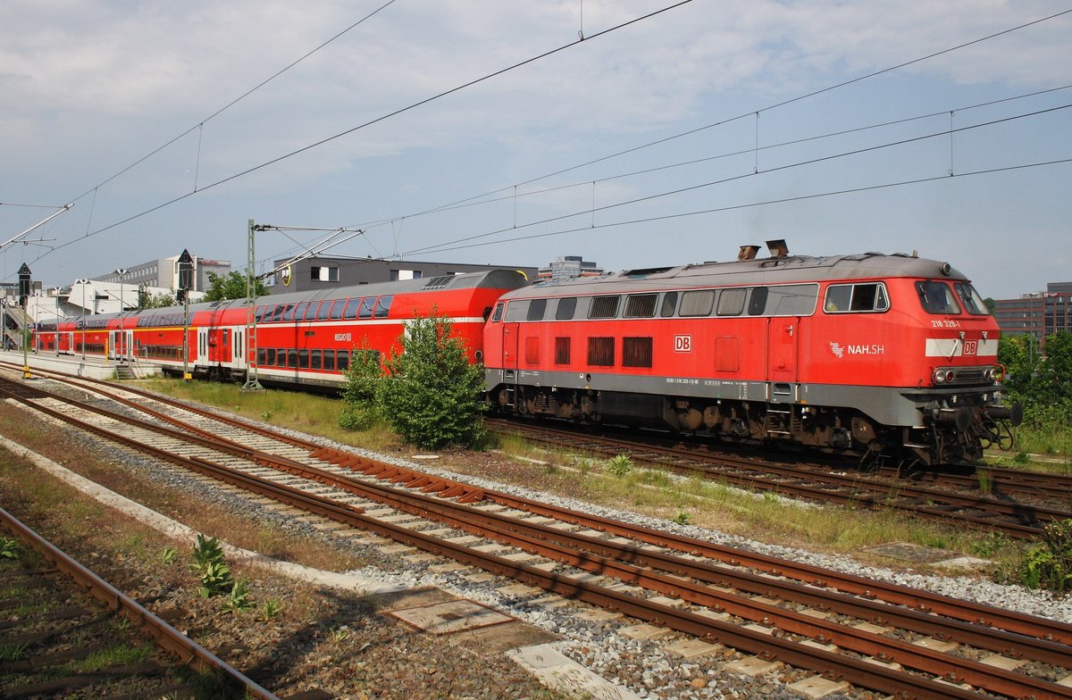 218 329-1 schiebt den RE83 (RE21629) von Kiel Hauptbahnhof nach Lübeck Hauptbahnhof in den Kieler Hauptbahnhof zur Bereitstellung. (30.5.2016)