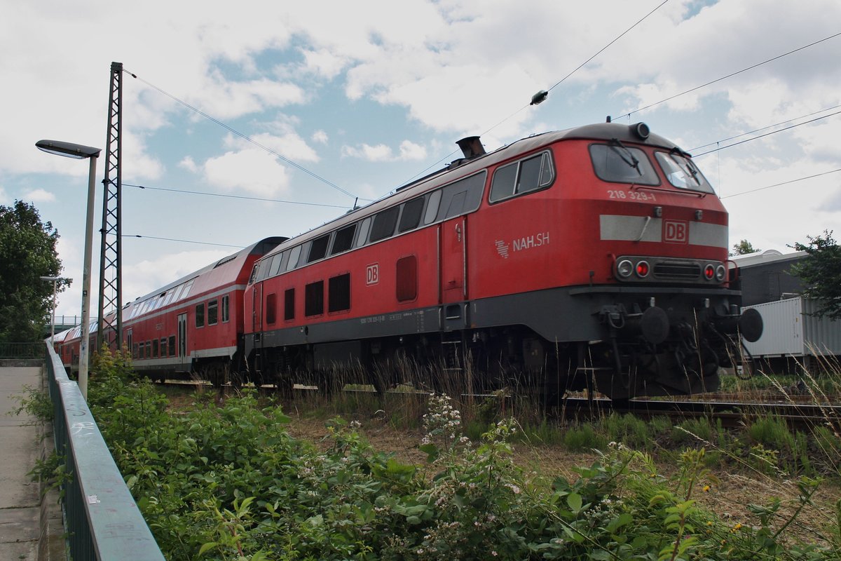 218 329-1 schiebt den RE83 (RE21629) von Kiel Hauptbahnhof am 6.7.2016 nach Lübeck Hauptbahnhof.