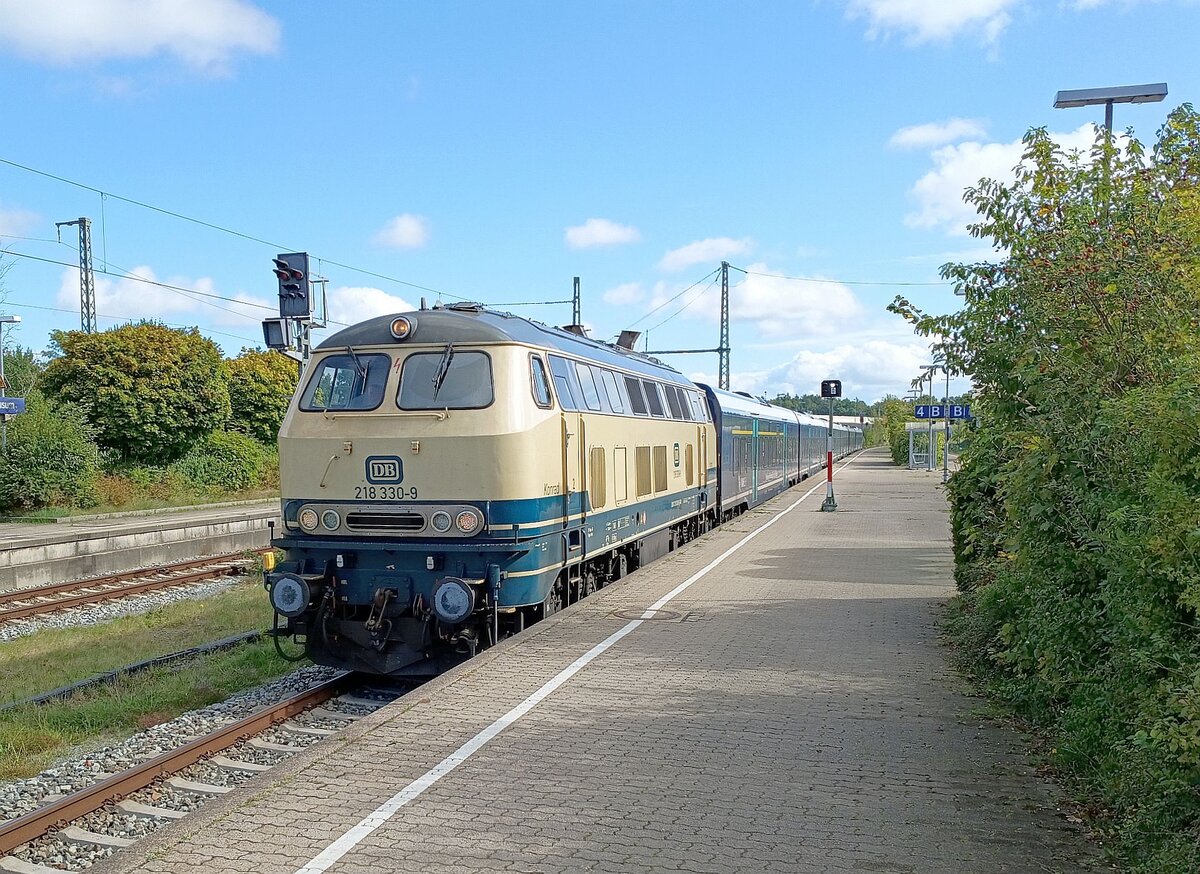 218 330 'Konrad' am 16.09.2026 mit einem Zug der RE6 auf der Fahrt von Hamburg-Altona nach Westerland/Sylt bei der Einfahrt in Husum. Die Lok wurde ersatzweise f�r eine Maschine der BR 245 eingesetzt.