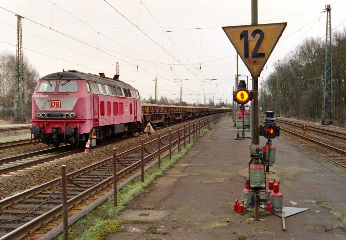 218 330 mit Bauzug und ein Lf-Signal mit Gasbeleuchtung am 16.03.1997 in Winsen (Luhe)