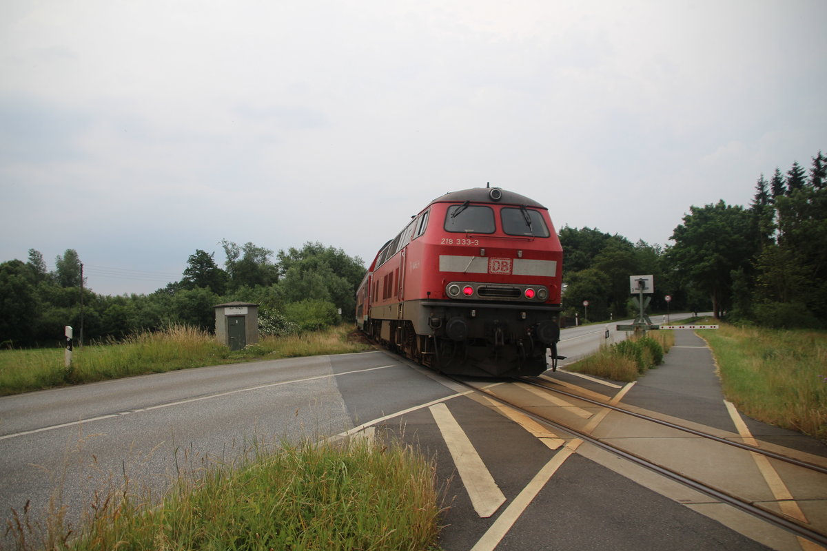 218 333-3 schiebt ein RE83 von Kiel Hbf nach Lübeck Hbf, hier bei Dörnick