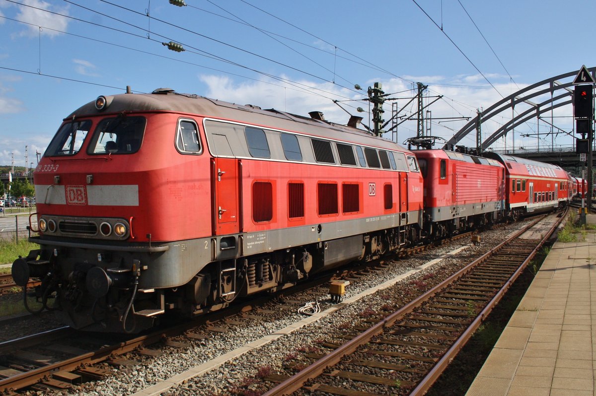 218 333-3 stellt den RE83 (RE21629) von Kiel Hauptbahnhof nach Lübeck Hauptbahnhof am 10.8.2016 im Kieler Hauptbahnhof bereit, an diesem Tag wurde 112 172-2 ebenfalls bis Lübeck abgebügelt mitgeführt.
