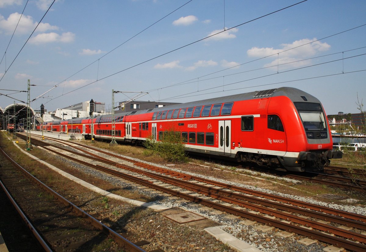 218 333-3 zieht den RE83 (RE21619) von Kiel Hauptbahnhof nach Lübeck Hauptbahnhof am 2.5.2016 in den Startbahnhof.