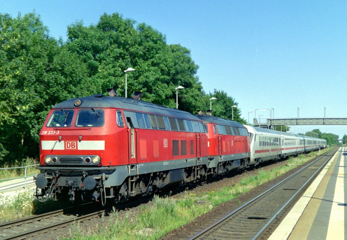 218 333 mit IC 2310  Nordfriesland  (Frankfurt [Main] Hbf–Kln–Westerland [Sylt]) am 19.07.2006 in Morsum 