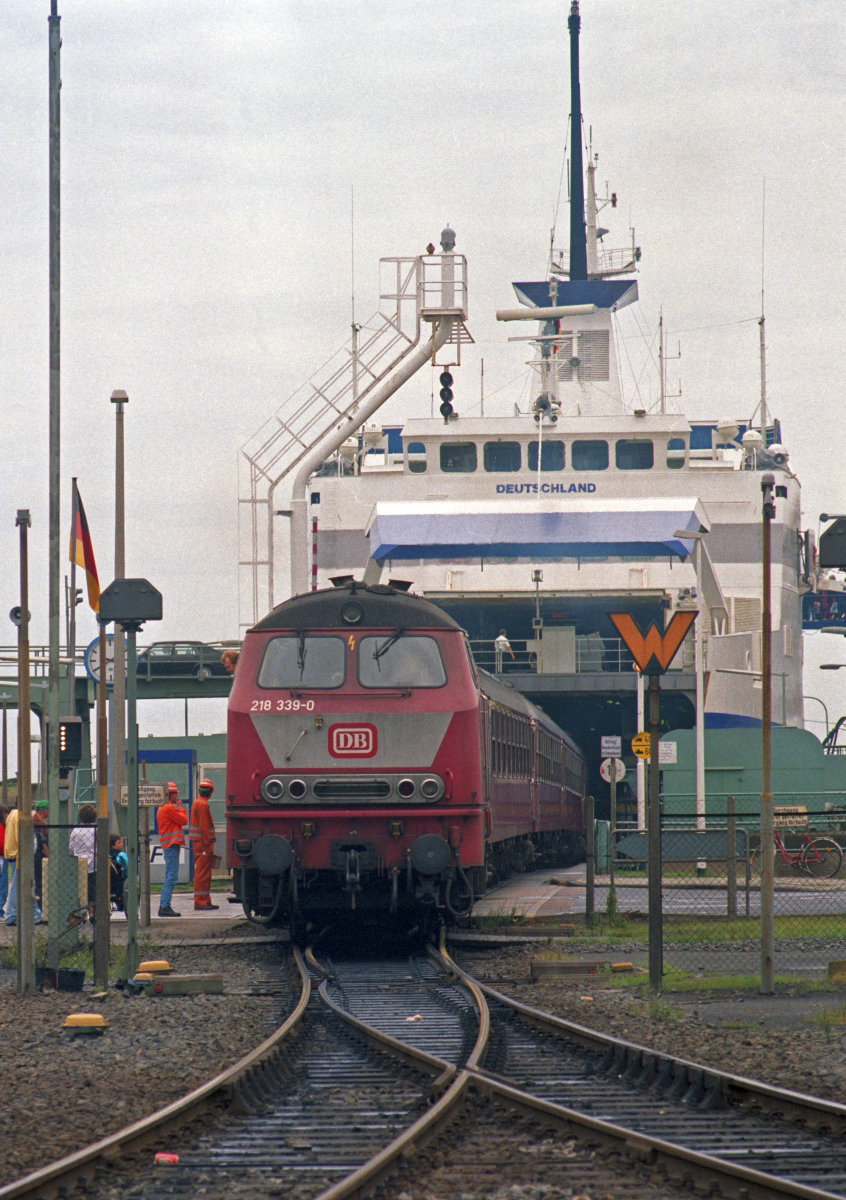 218 339 zieht eine DSB-Wagengarnitur aus dem Fährschiff  Deutschland . Puttgarden, 3.8.1993.