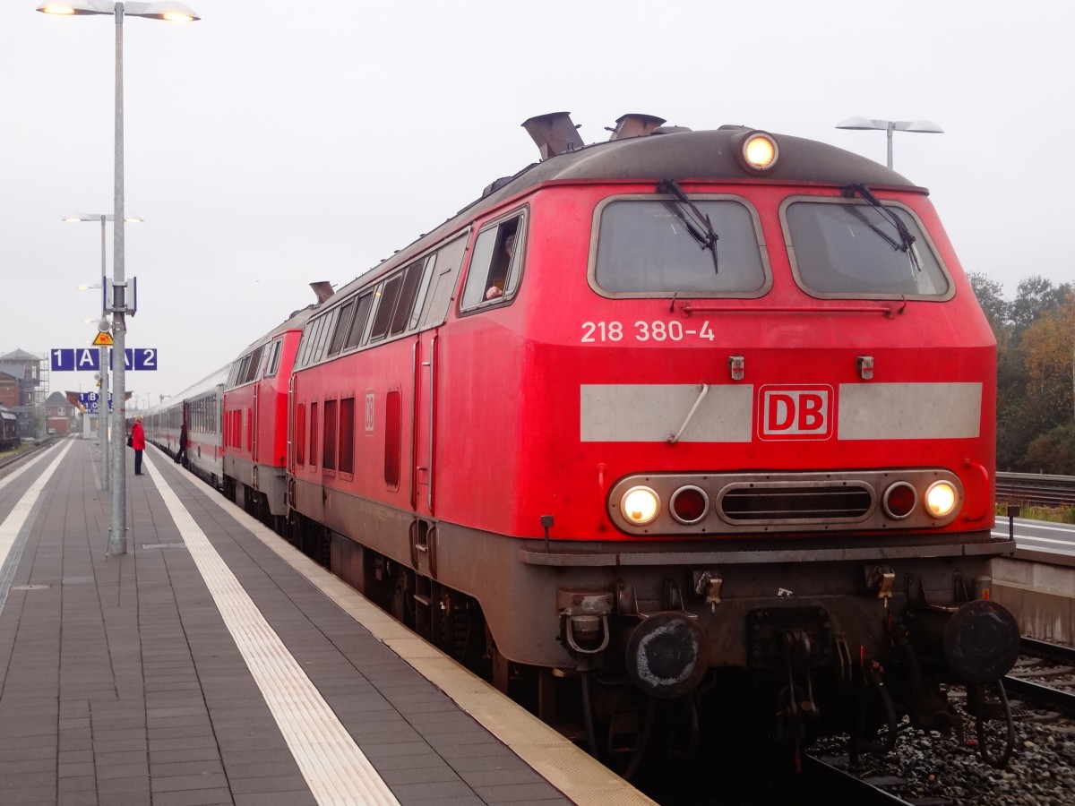 218 340 steht mit einer Schwestermaschine in Niebll an Gleis 2 und fhrt nun, nach einem rund halbstndlichem Aufenthalt wegen den Kurswagen aus Dagebll, weiter nach Hamburg, wo der IC dann von einer 101 bernommen wird. (Herbst 2013)