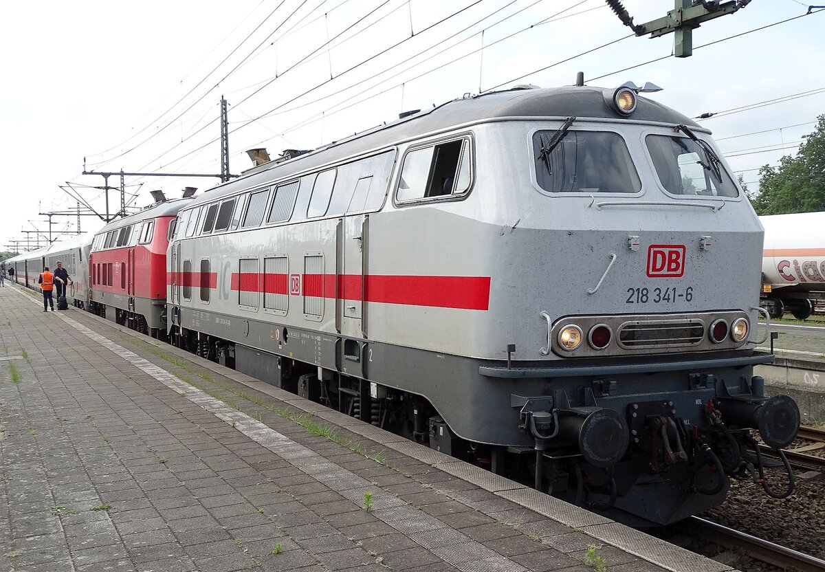 218 341 (IC-Lackierung) und 218 390 am 17.06.25 vor dem IC 2214 in Itzehoe.