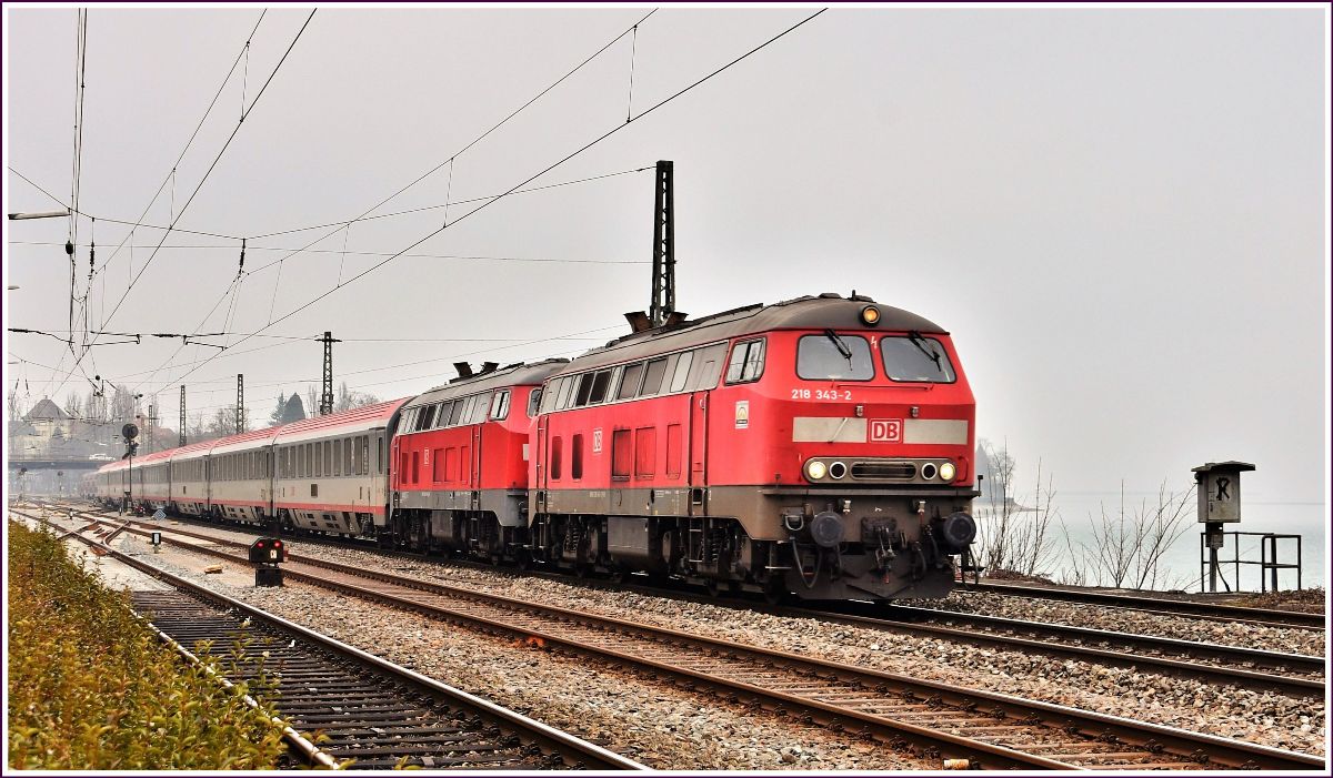 218 343-2 und 218 481-0 mit dem IC118 nach Münster (Westf) verlassen Lindau. (14.02.2017)