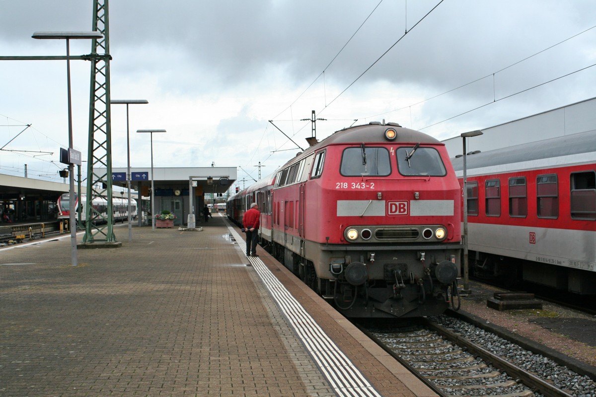 218 343-2 mit dem RE 20717 nach Erzingen (Baden) am Vormittag des 15.09.13 abfahrbereit in Basel Bad. Bf.