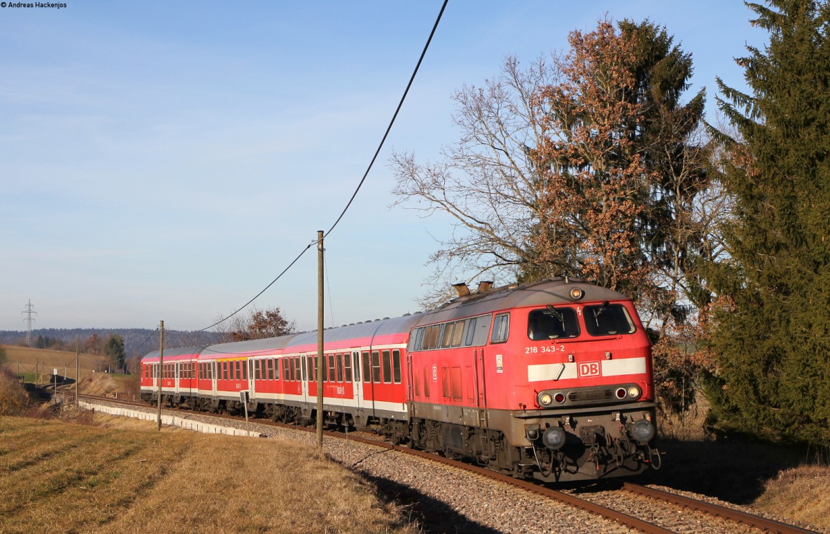 218 343-2 mit dem RE 22311 (Rottweil-Neustadt(Schwarzw)) bei Bachheim 27.12.15