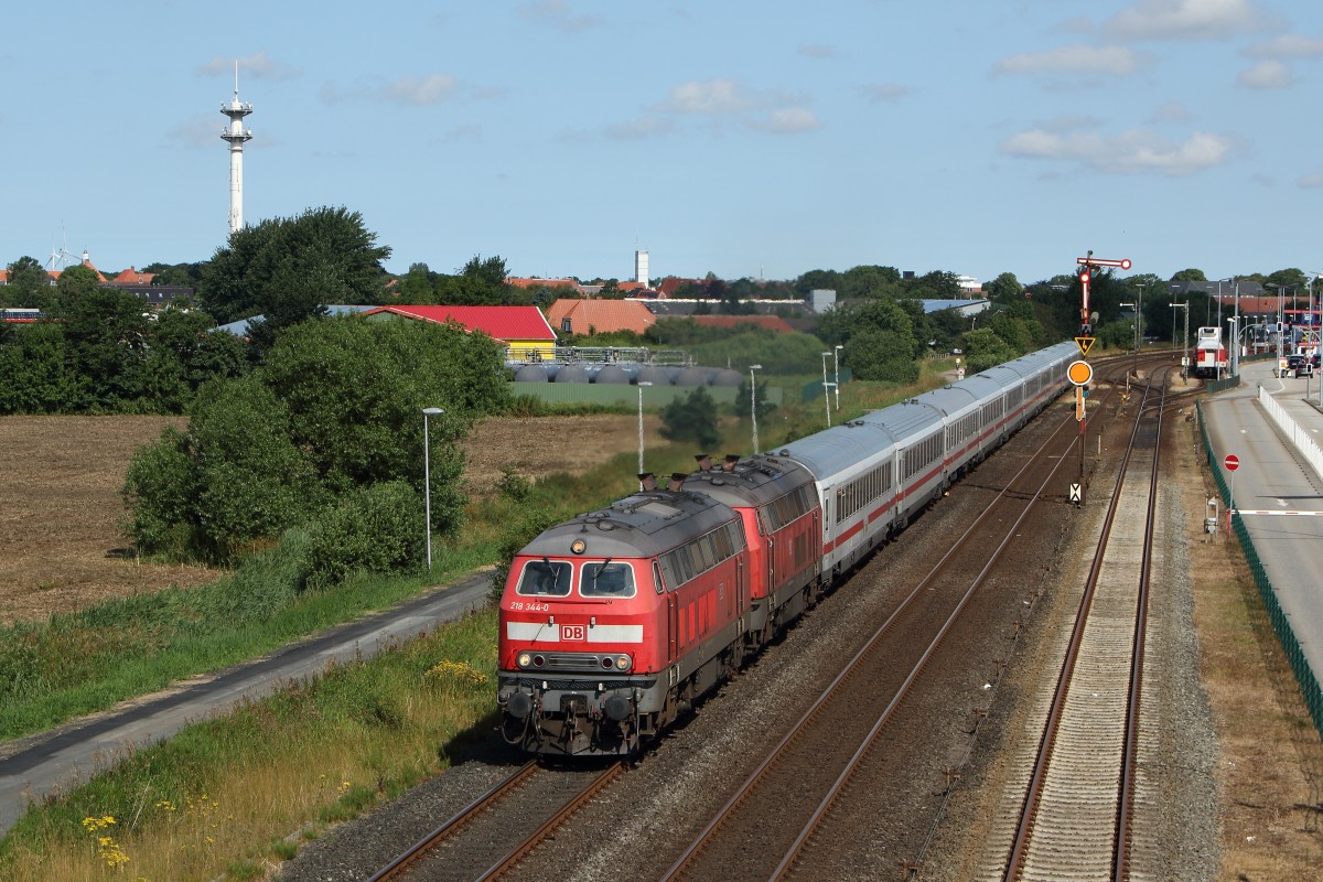 218 344-0 und 218 319-2 haben mit dem IC 2311 nach Stuttgart soeben den Bahnhof Niebüll verlassen und fahrem ihrem nächsten Halt Husum entgegen. Fotografiert am 14.07.2015. 