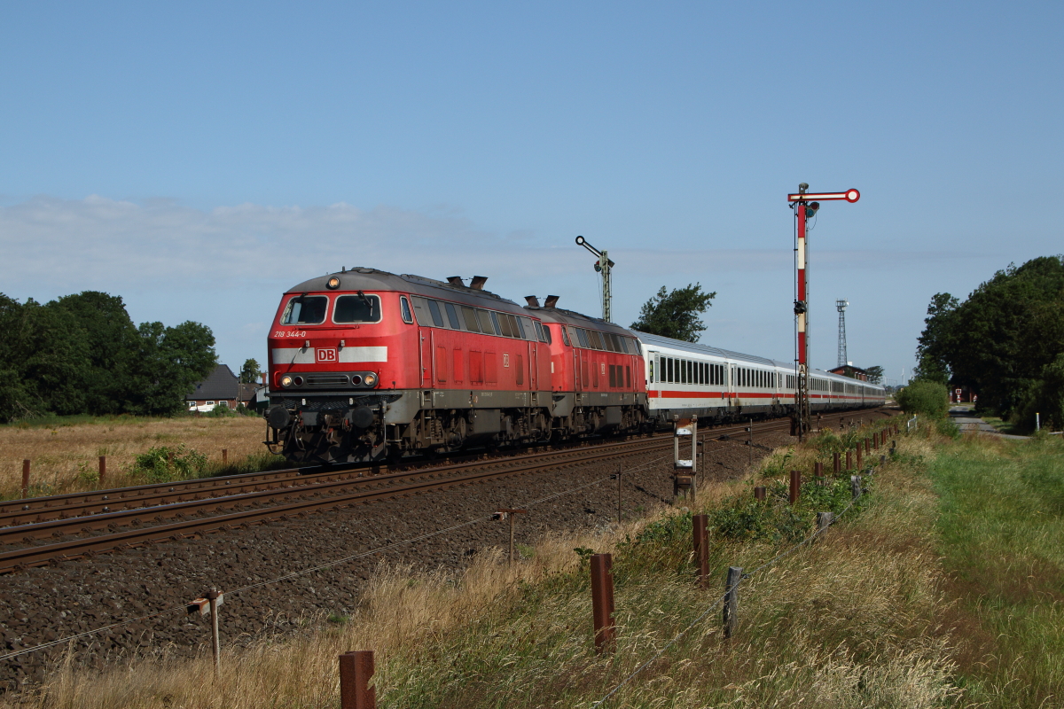 218 344-0 und 218 319-2 mit IC 2311 (Westerland - Stuttgart) in Langenhorn. Fotografiert am 18.07.2015. 