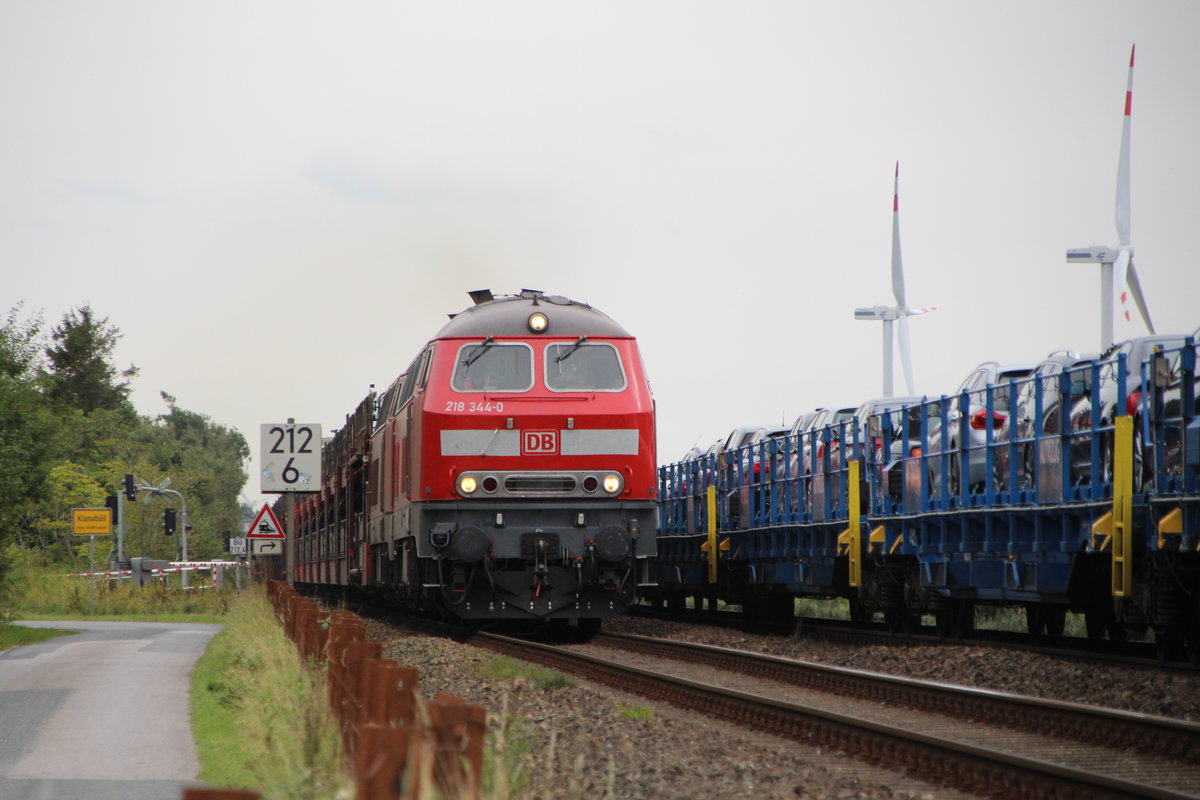 218 344-0 und eine weitere Schwestermschiene ziehen am 26.8.17 den AZ/D 1440 von (Bredstedt-)Niebüll nach Westerland, entgegen kam ihn der  Ammi   RDC  mit dem  Autozug Sylt  nach Niebüll.
218er Einsätze vor dem SyltShuttle sind dank der 245.0 leider sehr selten geworden, lediglich wenn wieder einmal eine 245.0 sich zu seinem Erzeuger nach Kassel begiebt um ein größeren Tank zu bekommen wird dies mit 218er kompensiert.