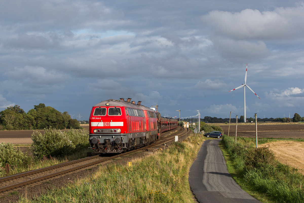 218 344 und 218 366 beschleunigen ein Sylt-Shuttle aus der Kreuzungsstelle bei Lehnshallig in Richtung Westerland (Sylt). Aufgenommen am 12. August 2017.