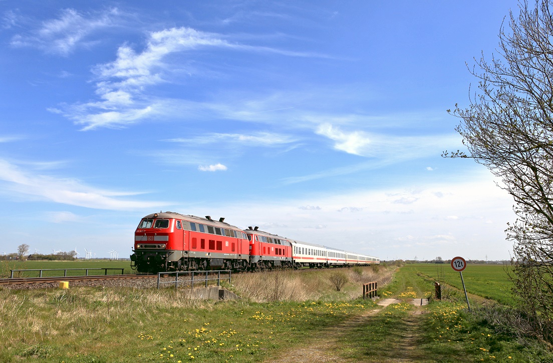 218 345 + 218 389, Südergotteskoog, 02.05.2017, IC 2072.