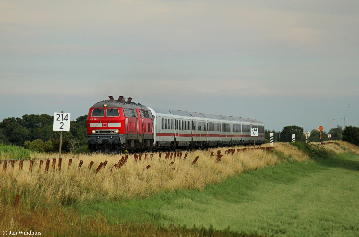 218 345-7 und eine Schwesterlok befödern einen Intercity am 14.07.2015 nach Sylt.