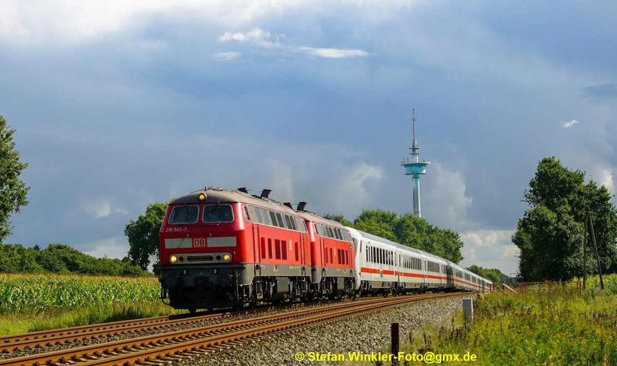 218 345 mit einer Schwesterlok ziehen einen IC nach Westerland. So gesehen kurz hinter Heide am 01.09.2017. Bilderdiebstahl wird rechtlich verfolgt.