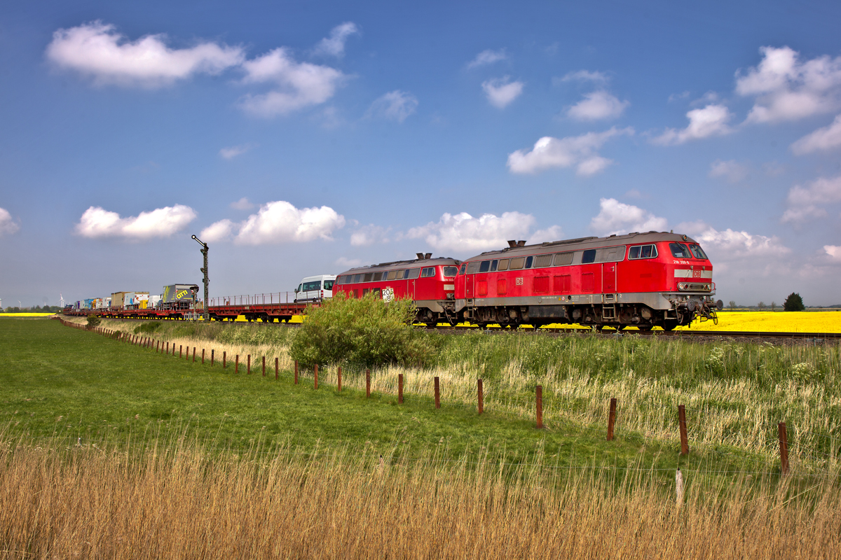 218 359-8 fährt in Doppeltraktion mit der 218 322-6 in mit dem Sylt Shuttlezug vorüber,Bild vom 18.5.2016 bei Niebüll