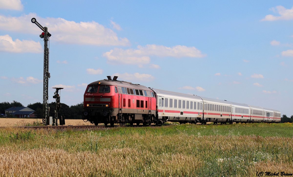 218 359 mit einem Intercity am südlichen Einfahrtsignal von Klaxbüll, aufgenommen am 20.07.16. 