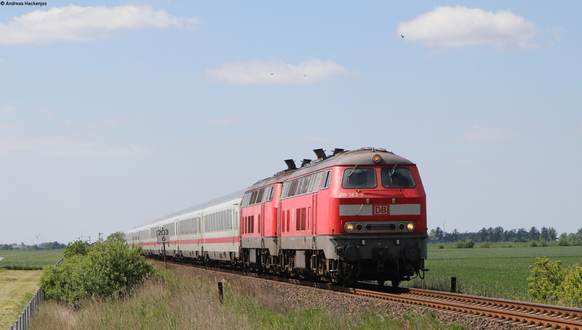 218 363-0 und 218 371-0 mit dem IC 2073 (Westerland(Sylt)-Dresden Hbf) bei Niebüll 29.5.14