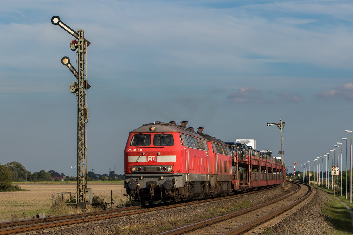 218 363 und 218 386 beschleunigen nach einem Kreuzungshalt ein SyltShuttle in Richtung Klanxbüll, aufgenommen bei Lehnshallig am 31.08.2016.