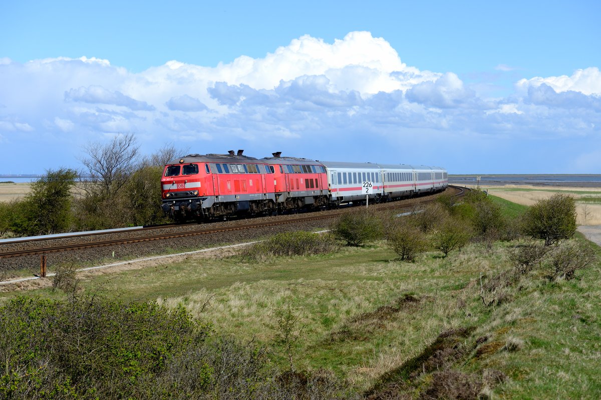 218 363 und 307 haben mit ihrem IC 2072 nun bei Morsum die Insel Sylt erreicht. Während sich auf dem Festland ein Unwetter zusammenbraut, ist es auf der Insel sonnig - was die anreisenden Urlauber sicherlich freuen wird (23. April 2016).