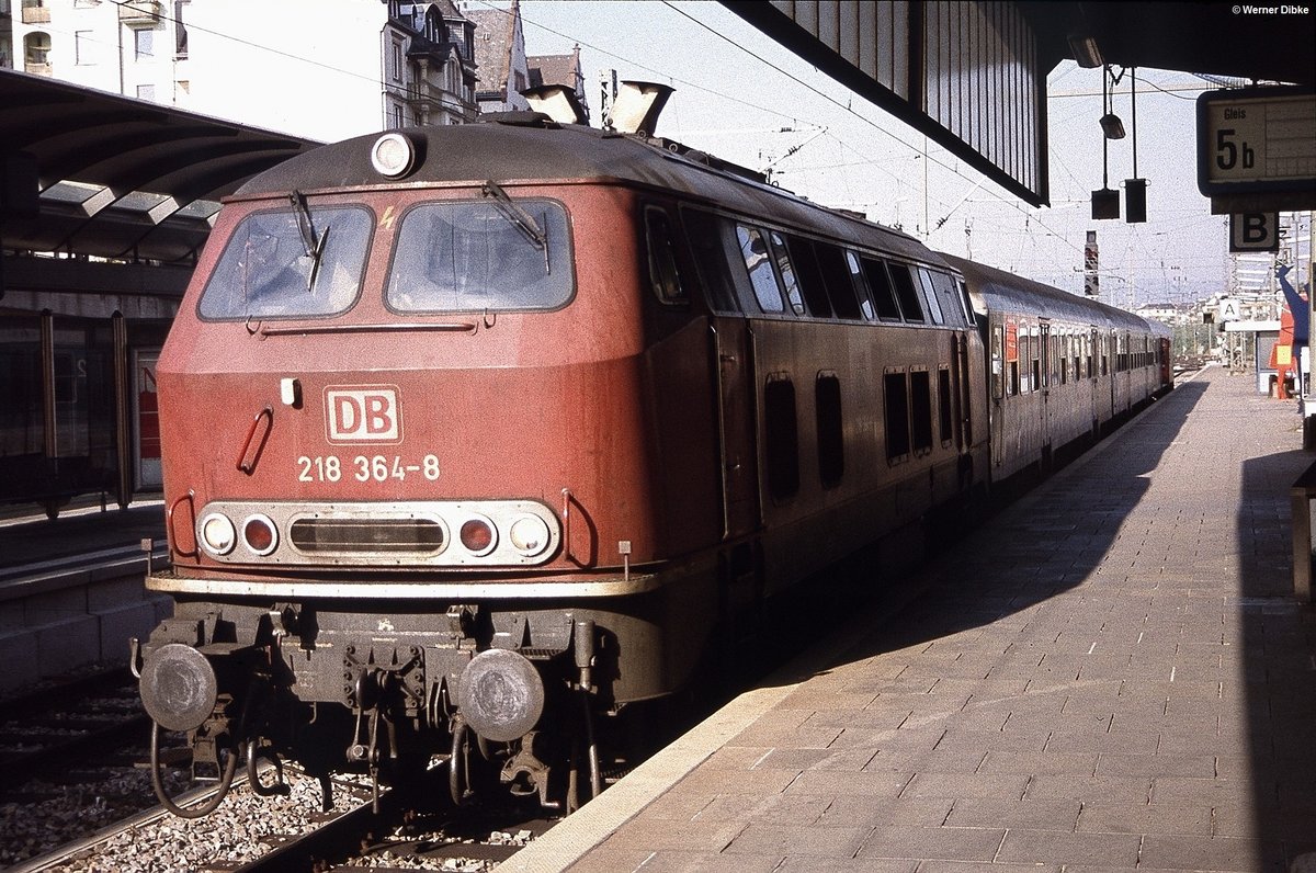218 364 mit RE 3417 aus Saarbrücken im Hbf. Mainz - 31.10.1997
