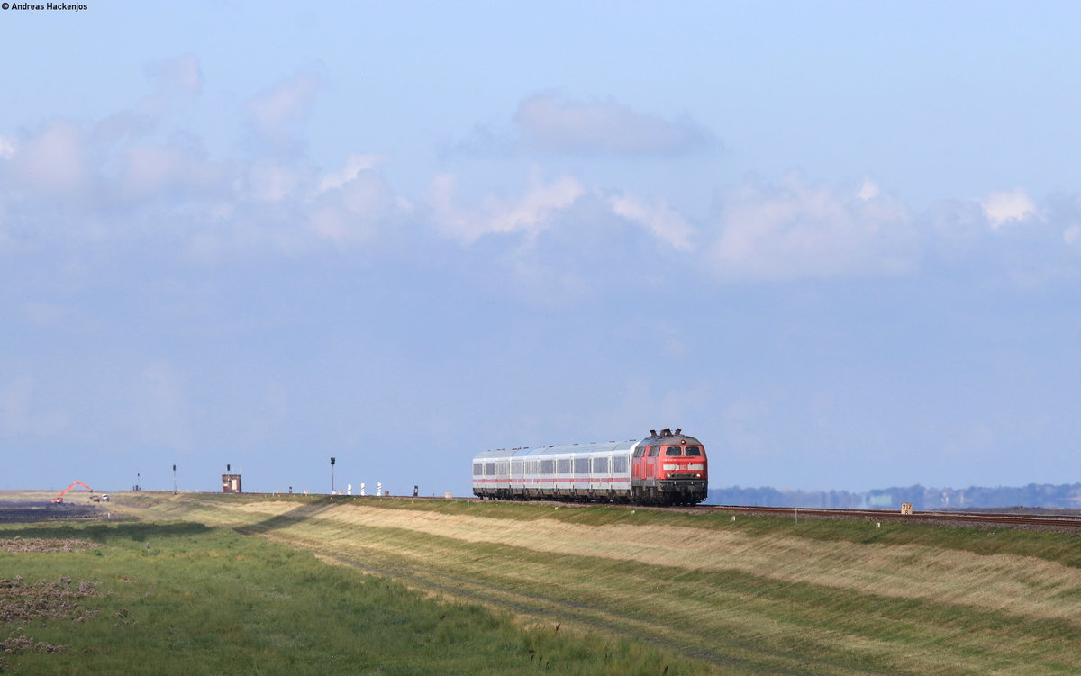 218 366-3 und 218 379-8 mit dem IC 2375 (Westerland(Sylt)-Karlsruhe Hbf) auf dem Hindenburgdamm 2.9.20