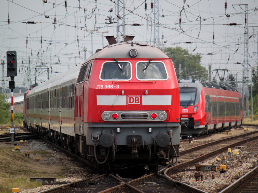218 366-3 durfte am 25.07.2014 den IC 1961 von Hamburg-Altona nach Stralsund ab Rostock schieben,Zuglok war 115 205-7.