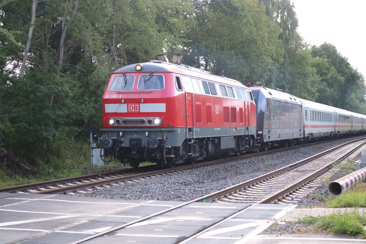 218 366-3 eilt mit ihrem IC 2264 durch Lübeck St.Jürgen, im schlepp ist 101 127-9.
13.9.2025 17:43