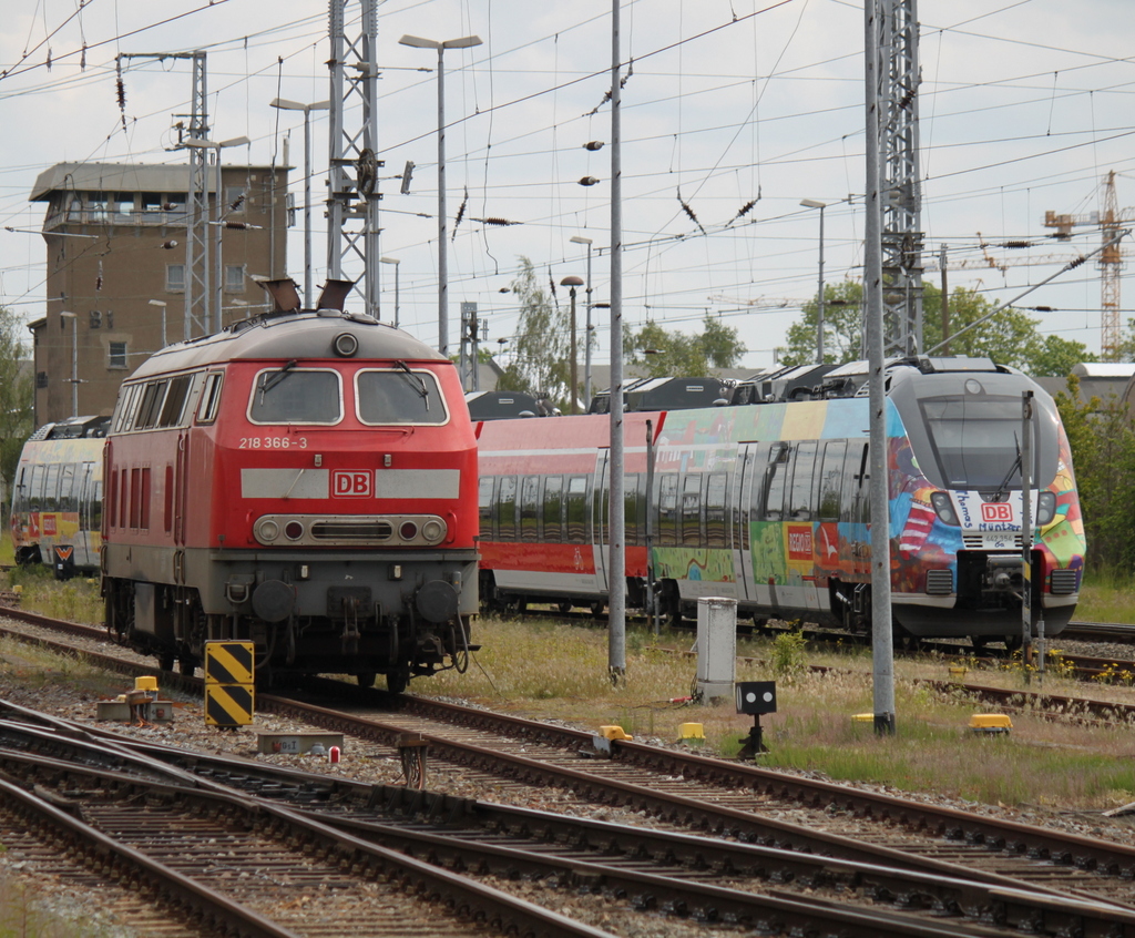 218 366-3(DB AutoZug GmbH)+442 354-7 waren am 29.05.2015 im Rostocker Hbf abgestellt.