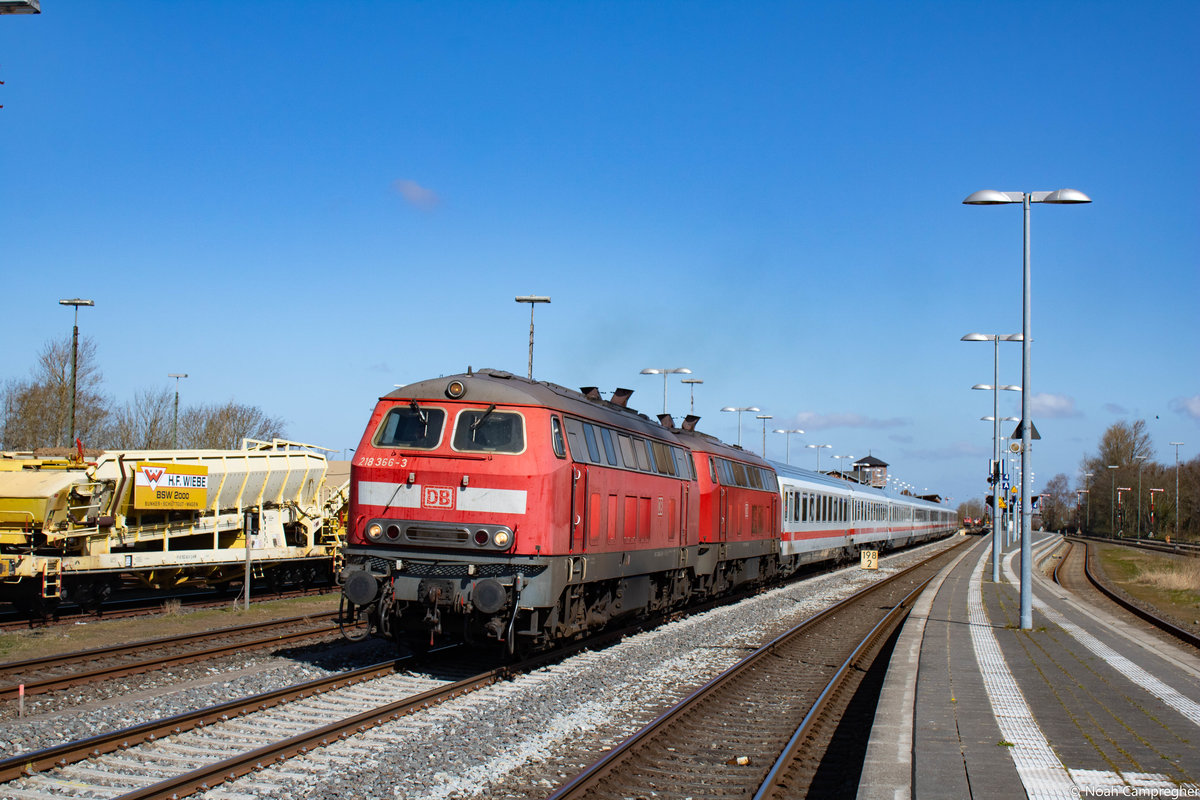 218 366 mit einer mir leider unbekannten 218 zieht IC 2311 nach Stuttgart Hauptbahnhof aus dem Bahnhof Niebüll raus in Richtung Süden. 
23. April, Niebüll