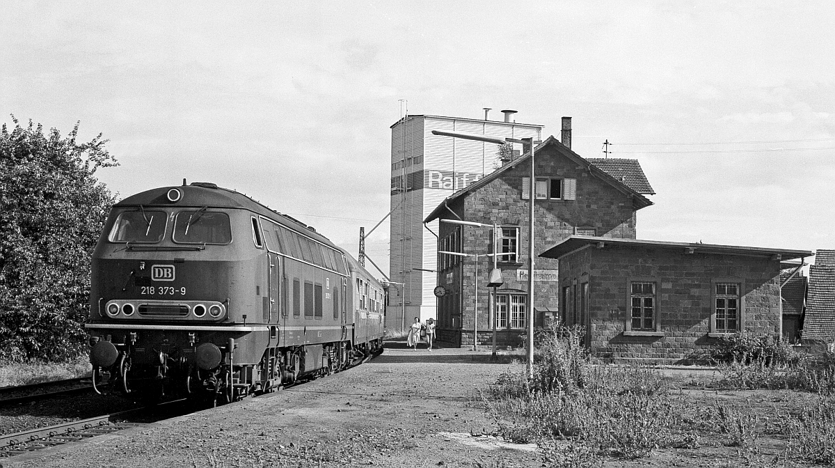 218 373 kurz vor Stillegung im Personenverkehr (September 1983) in Herxheim/Pfalz. Die nachmittgliche Leistung bestehend aus 218 und zwei Silberlingen waren ab Landau weitergefhrte Kurswagen aus Dortmund (aus dem Kursbuch nicht ersichtlich).
