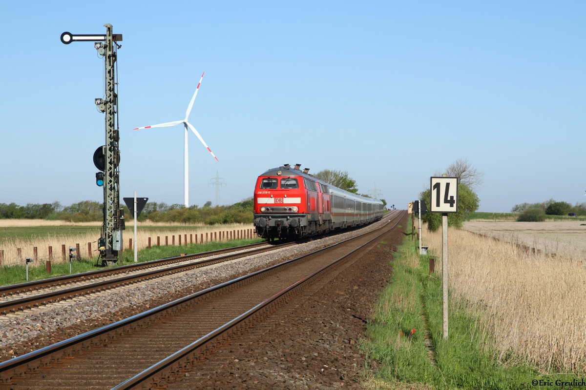 218 379 und 218 830 am 08.05.18 mit dem IC2311 bei Klanxbüll.