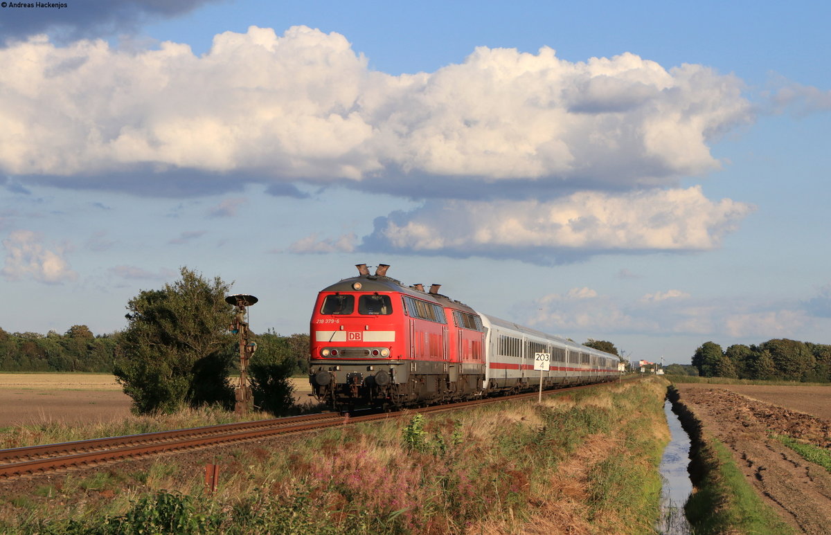 218 379-6 und 218 366-3 mit dem IC 2374 (Karlsruhe Hbf-Westerland(Sylt)) bei Lehnshallig 2.9.20