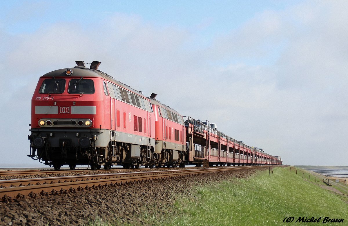 218 379+218 345 mit einem SyltShuttle kurz vor Morsum bei der Überfahrt über den Hindenburgdamm, aufgenommen am 06.04.16. 