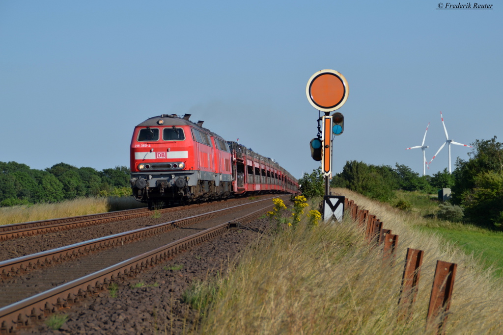 218 380 + 218 xxx mit AS 1450 nach Westerland, am Evsig Klanxbüll. 14.07.2014
