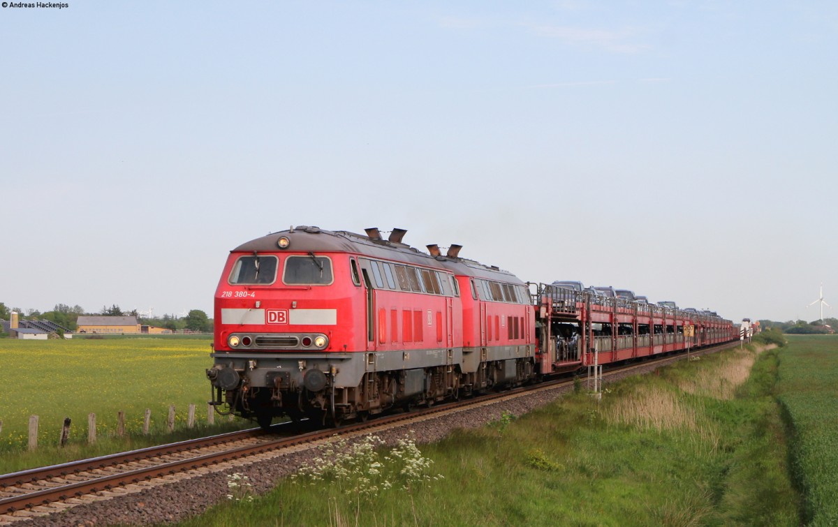 218 380-4 und 218 389-5 mit dem AS 1450 (Niebüll-Westerland(Sylt)) bei Emmelsbüll 5.6.15