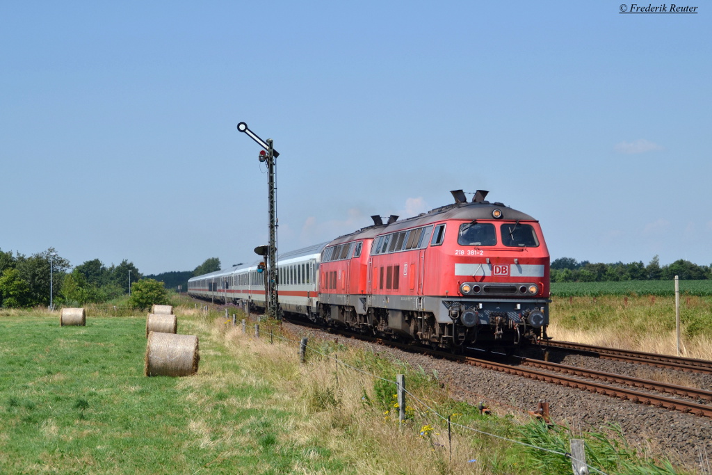 218 381 + 218 362 mit IC 2315 Westerland - Frankfurt/Main, am Esig Risum-Lindholm. 14.07.2014