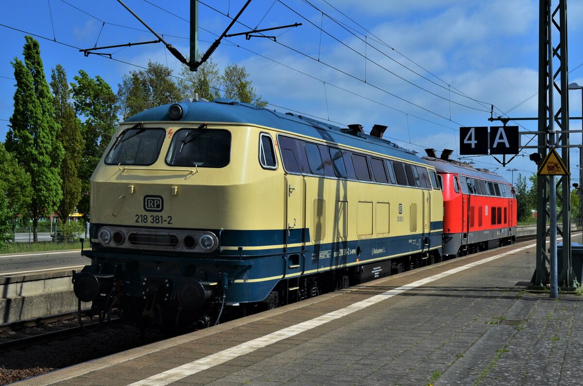 218 381-2 und 218 830-8 wurden vom IC 2215 in Itzehoe Abgehangen und fahren weiter zum Tanken und danach in die Abstellung.