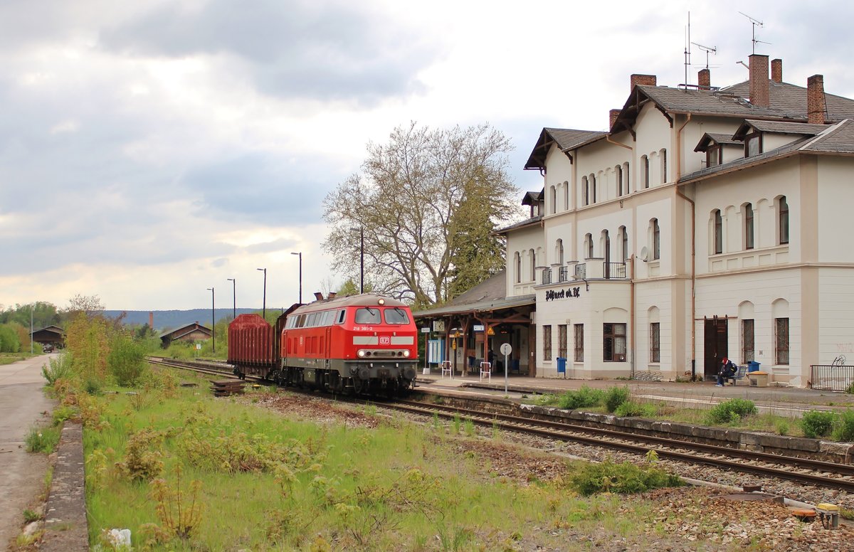 218 381-2 (RP Railsystems) fuhr am 03.05.19 mit einem leeren Holzwaggon durch Pößneck oberer Bahnhof nach Gera.