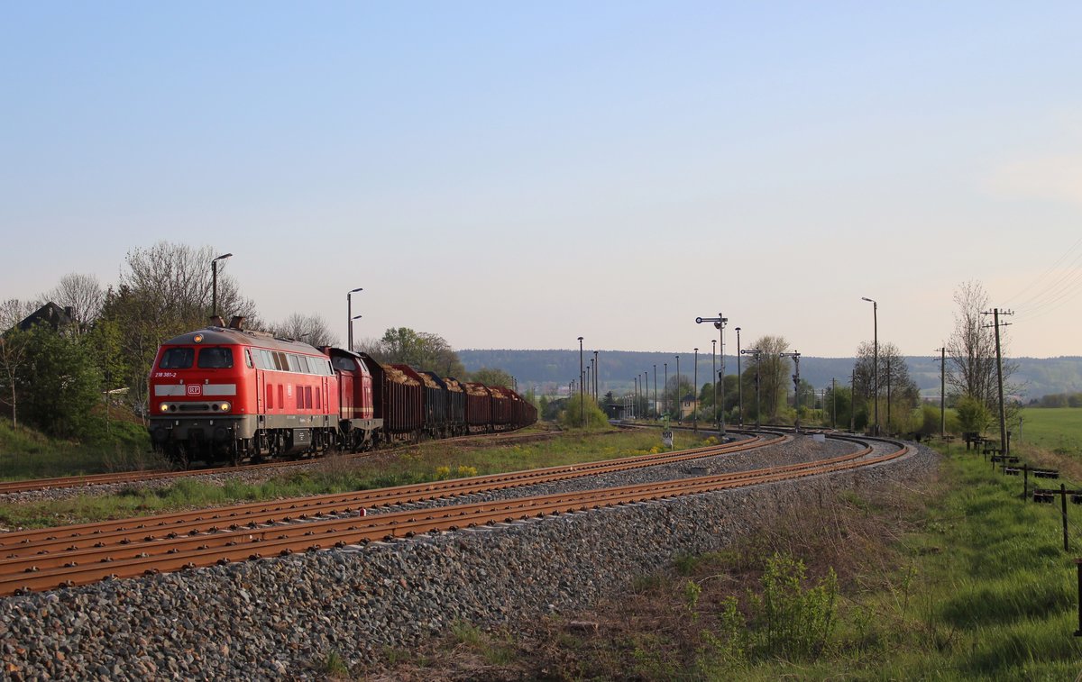 218 381 und 212 297 sind mit einem Holzzug(DGS 91273)am 30.04.19 von Triptis nach Kaufering unterwegs. Hier ist der Zug in Triptis bei der Bereitstellung zu sehen.