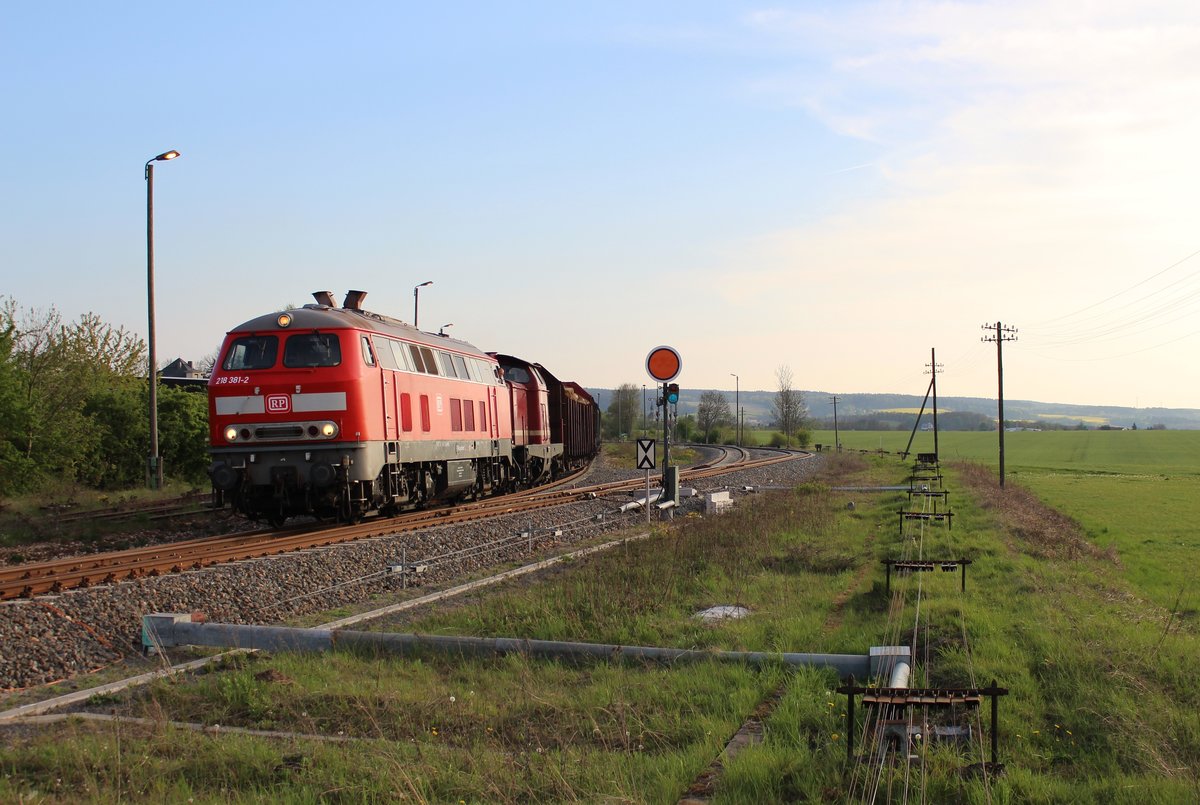 218 381 und 212 297 sind mit einem Holzzug(DGS 91273)am 30.04.19 von Triptis nach Kaufering unterwegs. Hier ist der Zug in Triptis bei der Bereitstellung zu sehen.