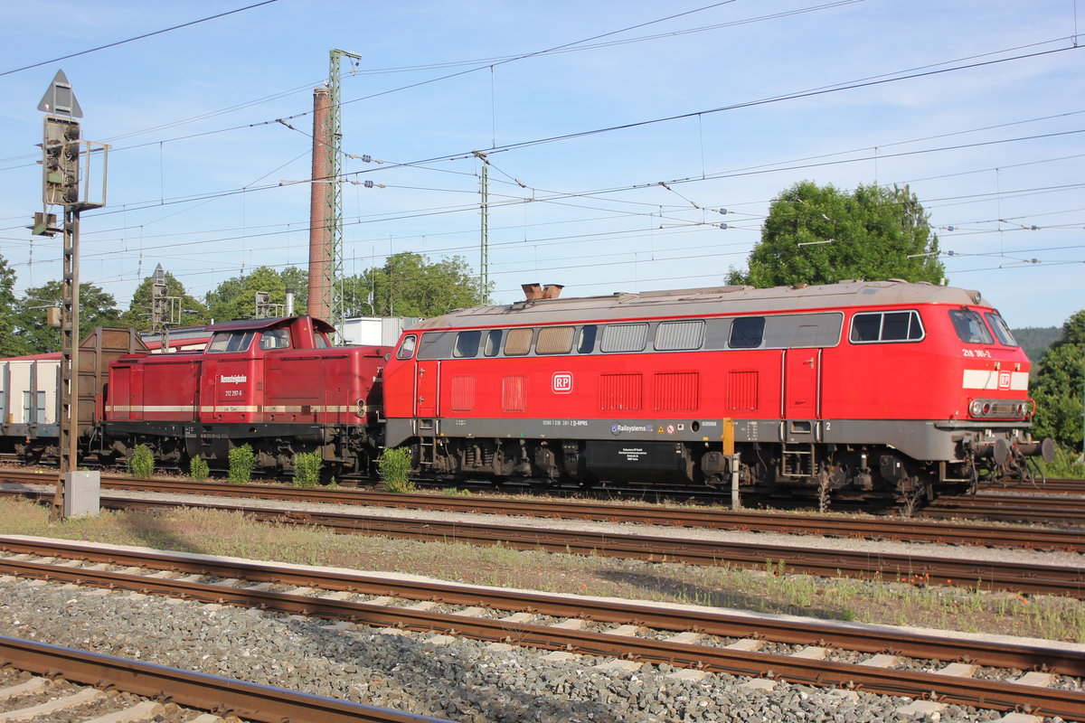218 381 von Railsystem und 212 297 der Rennsteigbahn am 2.6.2019 im Bahnhof Lichtenfels